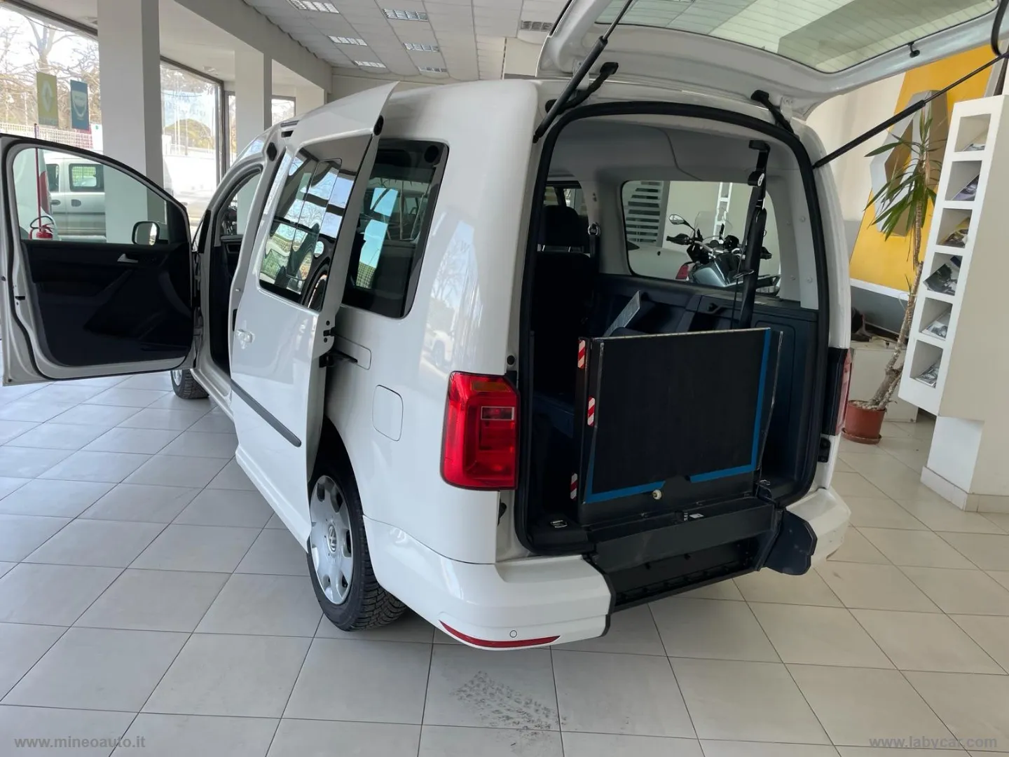 Volkswagen Caddy 1.6 TDI 102 CV DSG TRASPORTO DISABILE - Foto 13