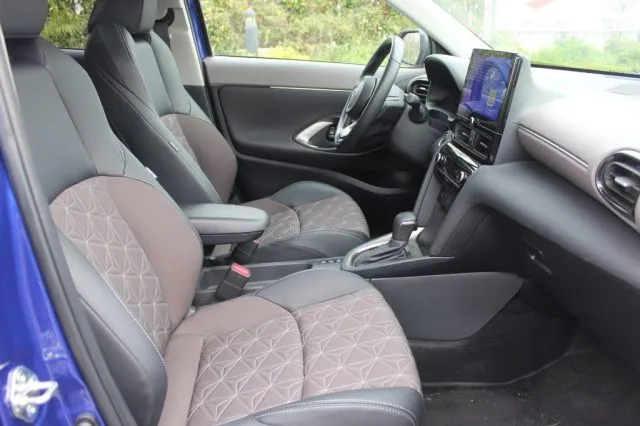 Toyota Yaris Cross 1.5 Hybrid 130 CV 5p. E-CVT FWD-i Lounge - Foto 10