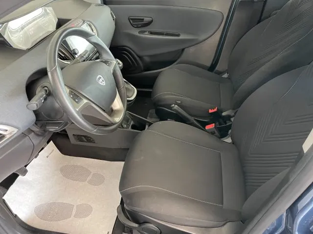 Lancia Ypsilon 1.0 Hybrid 69 CV Gold - Foto 2