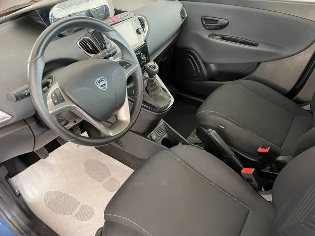 Lancia Ypsilon 1.0 Hybrid 69 CV Gold - Foto 6