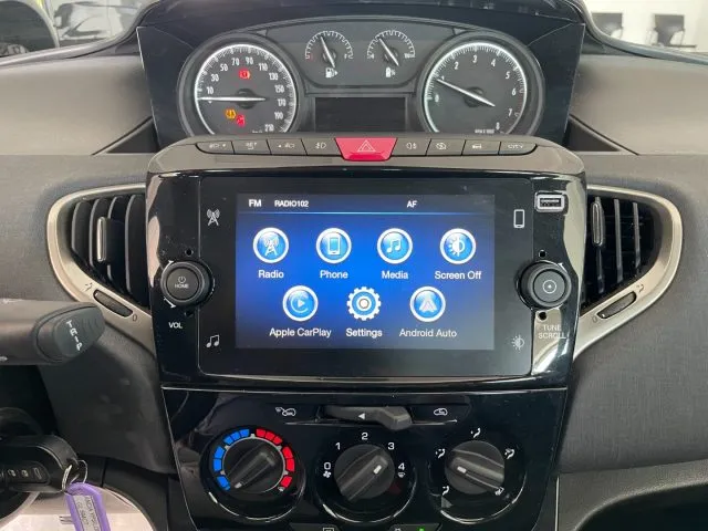 Lancia Ypsilon 1.0 Hybrid 69 CV Gold - Foto 8