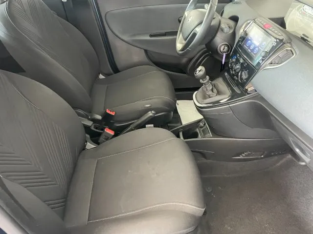 Lancia Ypsilon 1.0 Hybrid 69 CV Gold - Foto 12