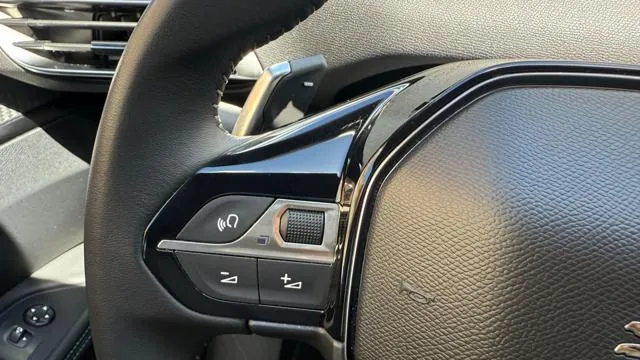 Peugeot 3008 HYBRID 136CV e-DCS6 ALLURE*FULL LED*CARPLAY*C.L.18 - Foto 6