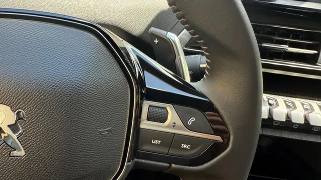 Peugeot 3008 HYBRID 136CV e-DCS6 ALLURE*FULL LED*CARPLAY*C.L.18 - Foto 7