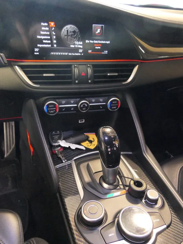 Alfa Romeo Giulia 2.0 Turbo 280 CV AT8 AWD Q4 Veloce Ti - Foto 12