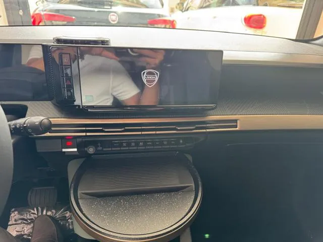 Lancia Ypsilon Hybrid e-DCT - Foto 12
