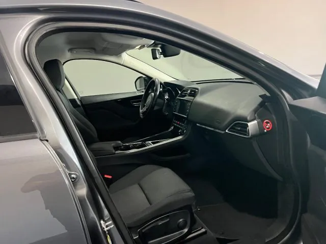 Jaguar F-Pace 2.0 D 180 CV AWD aut. Prestige - Foto 9