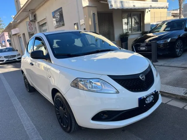 Lancia Ypsilon 1.0 5p Hybrid Silver - Foto 2