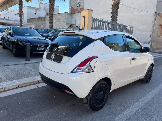 Lancia Ypsilon 1.0 5p Hybrid Silver - Foto 3