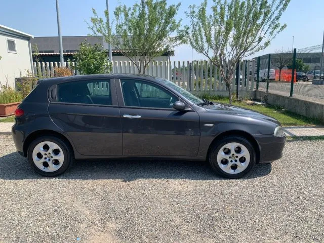 Alfa Romeo 147 147 1.9 JTD 120CV 5p. Distinctive - Foto 4