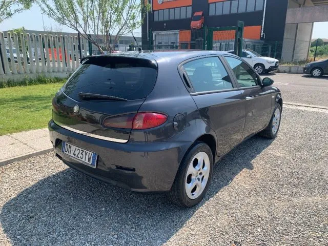 Alfa Romeo 147 147 1.9 JTD 120CV 5p. Distinctive - Foto 5