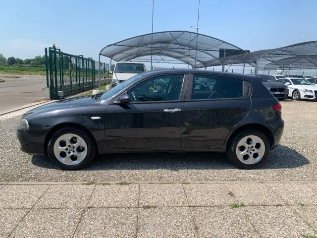 Alfa Romeo 147 147 1.9 JTD 120CV 5p. Distinctive - Foto 8