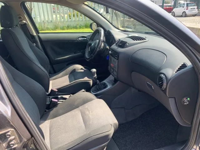 Alfa Romeo 147 147 1.9 JTD 120CV 5p. Distinctive - Foto 12
