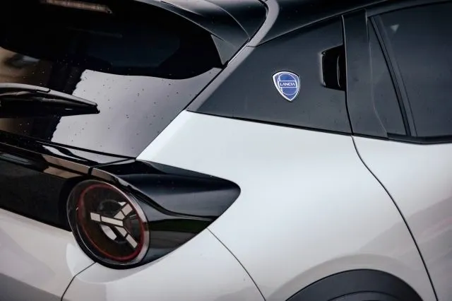 Lancia Ypsilon Hybrid e-DCT HF Line - Foto 6