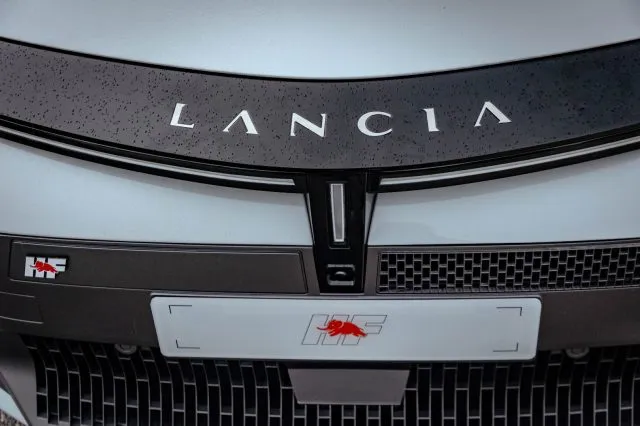 Lancia Ypsilon Hybrid e-DCT HF Line - Foto 11