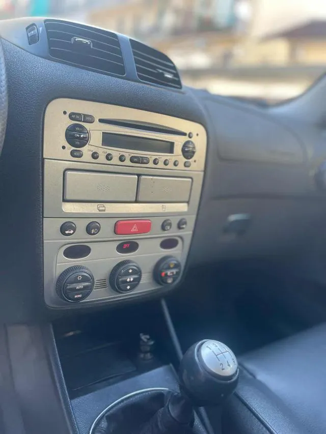 Alfa romeo 147 - dettaglio 10