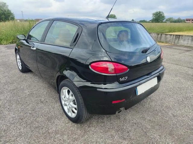 Alfa Romeo 147 147 1.9 JTD 16V 5p. Distinctive - Foto 2
