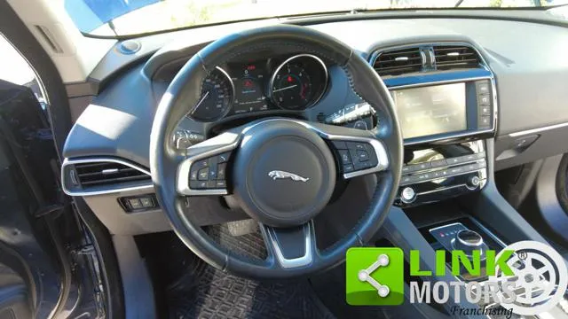 Jaguar F-Pace 2.0 D 180 CV aut. Prestige - Foto 8