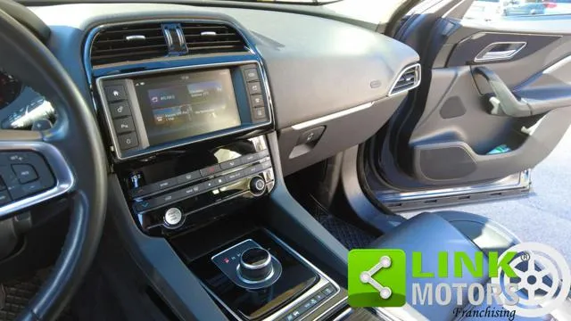 Jaguar F-Pace 2.0 D 180 CV aut. Prestige - Foto 9