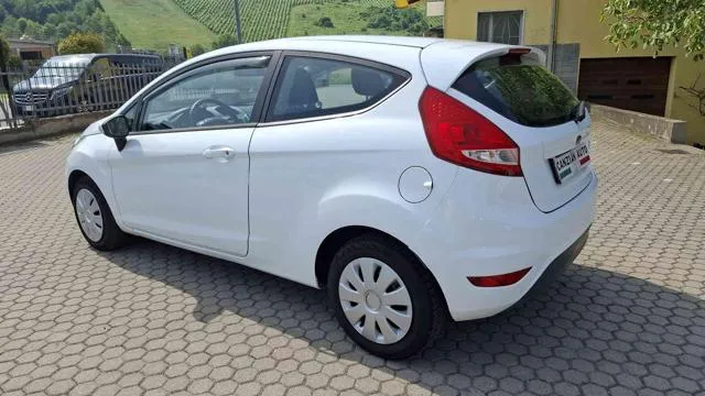 Ford Fiesta 1.6 TDCi  ADATTA NEOPATENTATI - Foto 4