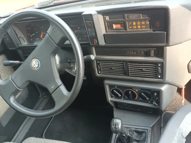 Alfa romeo 75 - dettaglio 5