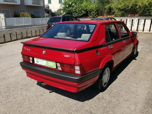 Alfa romeo 75 - dettaglio 3